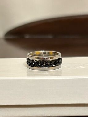 Size 7.5 Black and Silver Chain Fidget Spinner Ring - Stainless Steel NWOT